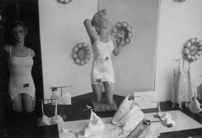 221148 Afbeelding van de etalage van de corsettenwinkel Hunkemöller Lexis (Lange Jansstraat 1) te Utrecht.